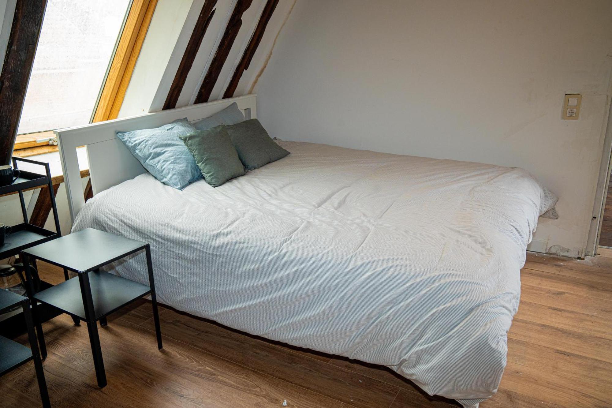 Stylish Canal-side 2br-1lr Apt, At Center Of Apartment