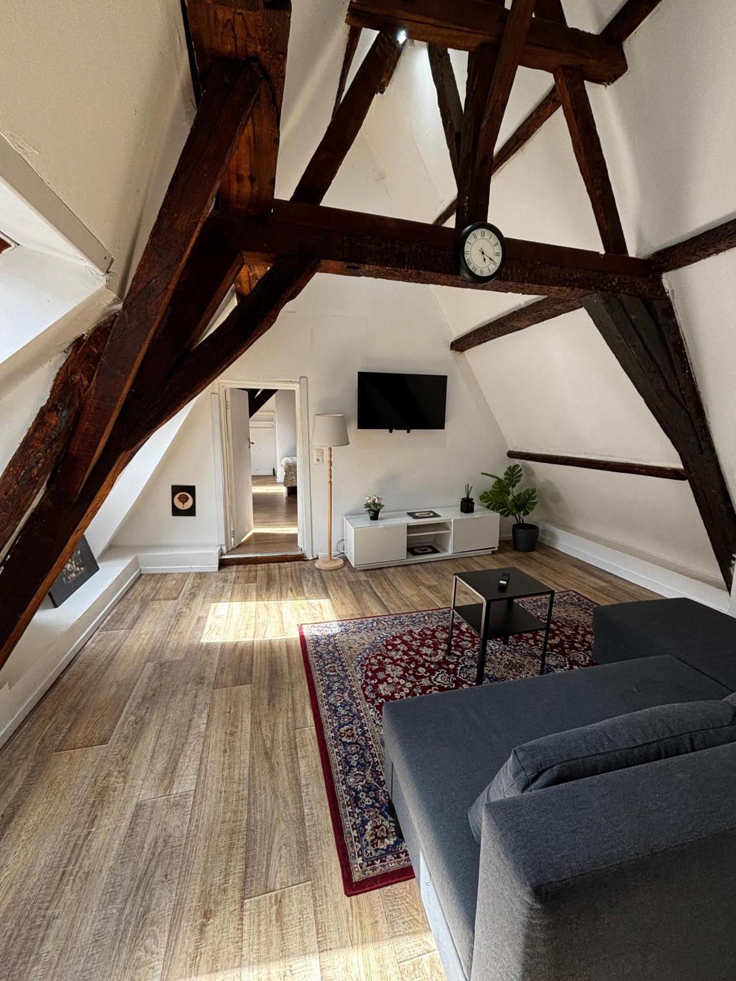 Stylish Canal-side 2br-1lr Apt, At Center Of Apartment