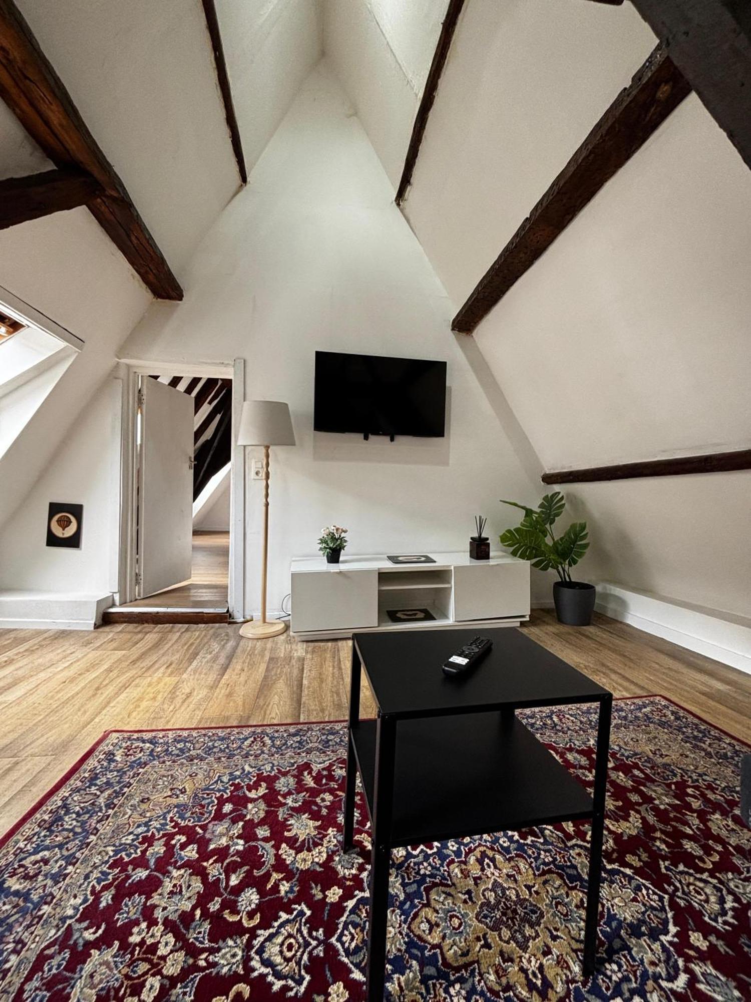 Stylish Canal-side 2br-1lr Apt, At Center Of